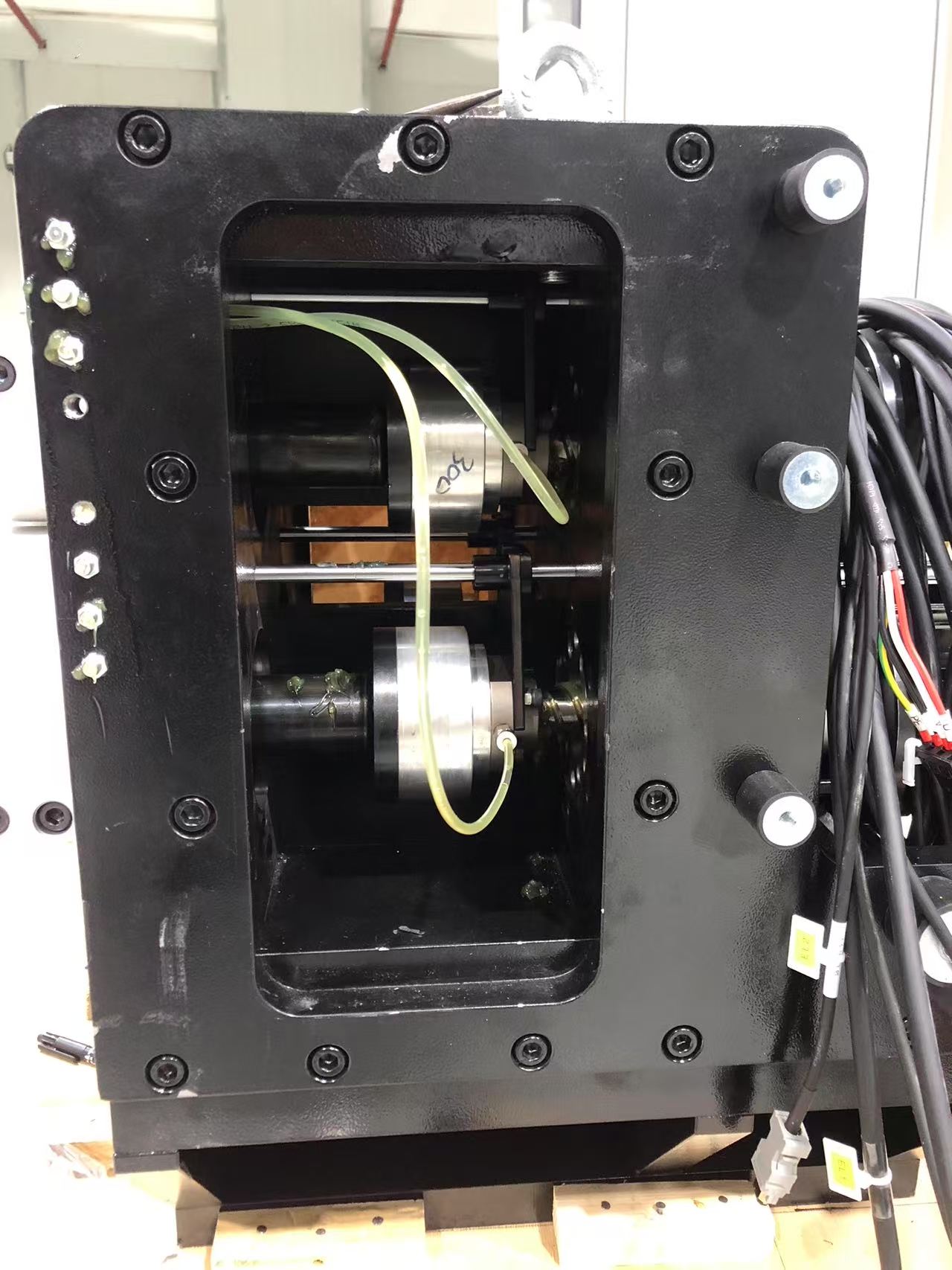 High-precision electronic traverse device for warp knitting machines